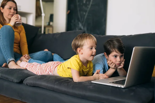 Mutter Und Ihre Kinder Mit Laptop Computer Während Sie Hause — Stockfoto