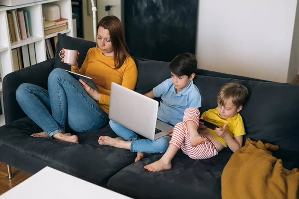 Asoziale Familie Mutter Und Ihre Beiden Kinder Sitzen Auf Sofa — Stockfoto