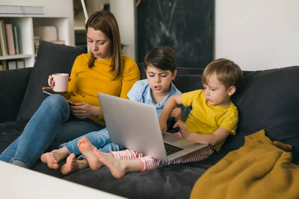 Мати Діти Використовують Ноутбук Сидячи Дивані Вдома — стокове фото