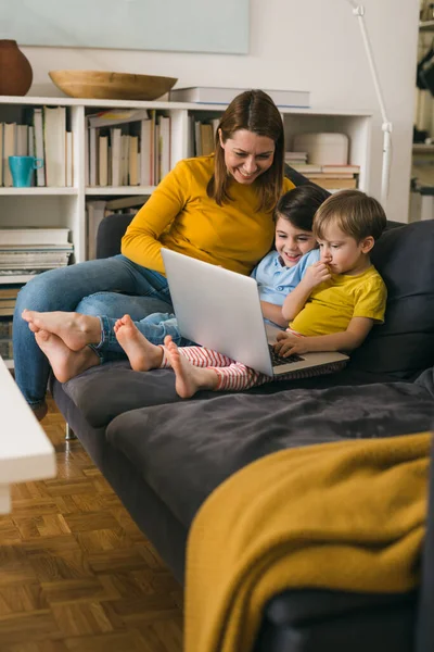 Mutter Und Ihre Kinder Mit Laptop Computer Während Sie Hause — Stockfoto