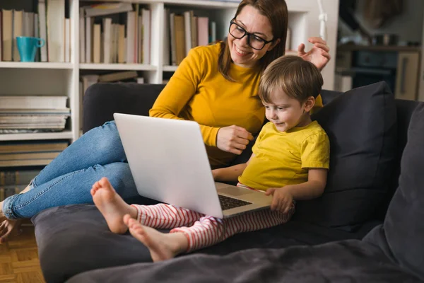 Mutter Und Ihr Kind Benutzen Laptop Während Sie Hause Auf — Stockfoto