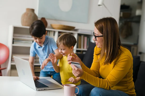 Mutter Mit Ihren Kindern Beim Online Einkauf Wohnzimmer — Stockfoto