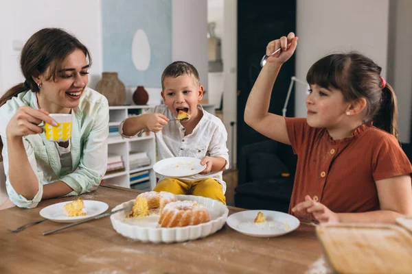 Niños Comiendo Pasteles Casa — Foto de Stock