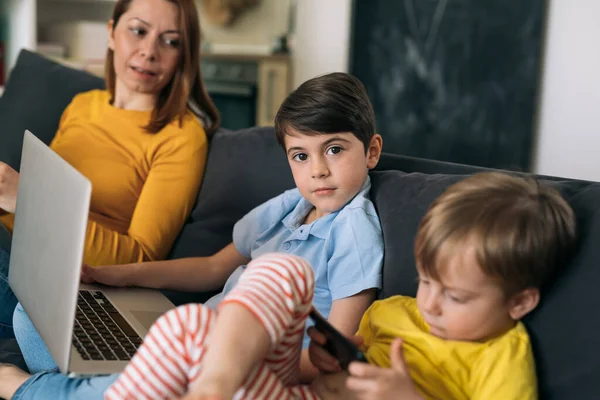 Mutter Und Ihre Söhne Nutzen Laptop Hause — Stockfoto