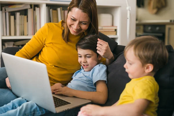 Mãe Seus Filhos Usando Computador Portátil Casa — Fotografia de Stock