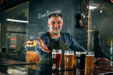 Barmen birahanede bira servisi yapıyor.