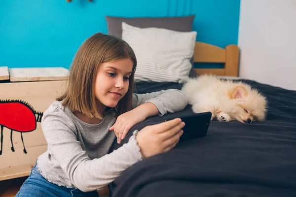 Teenager Mädchen Mit Ihrem Welpen Hause — Stockfoto