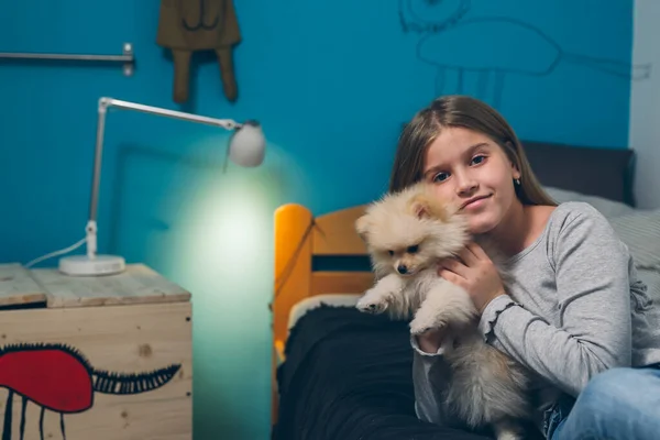Teenager Mädchen Mit Ihrem Welpen Hause — Stockfoto