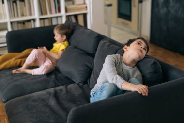 Akıllı telefon kullanmak, kanepede oturmak ve...