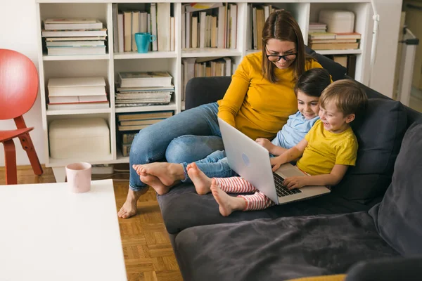Mutter Und Kinder Benutzen Laptop Während Sie Hause Auf Dem — Stockfoto