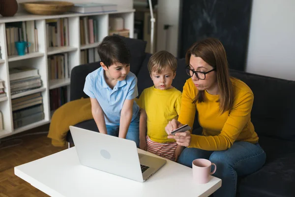 Μητέρα Και Παιδιά Της Ψωνίζουν Online Από Σπίτι — Φωτογραφία Αρχείου