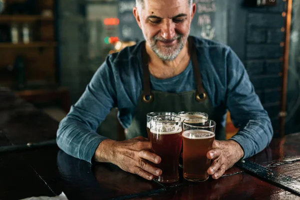 Barman Średnim Wieku Serwujący Piwo Pubie — Zdjęcie stockowe