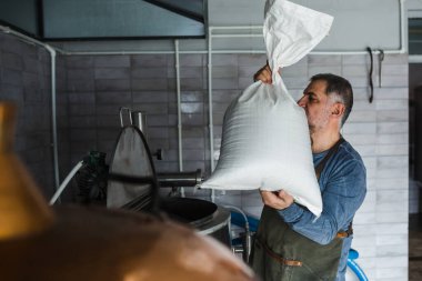 Adam mini zanaat bira fabrikasında çalışıyor.