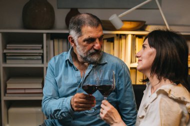 Orta yaşlı romantik çift evde yıldönümünü kutluyor.