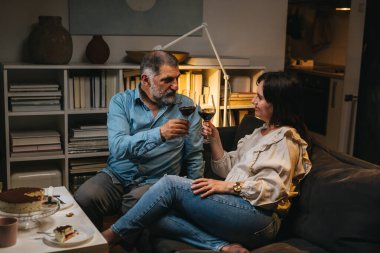 Orta yaşlı romantik çift evde yıldönümünü kutluyor.