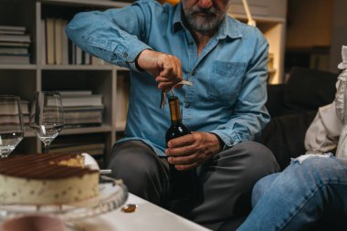 Orta yaşlı romantik çift evde yıldönümünü kutluyor.