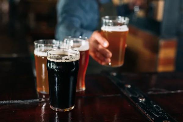 Primer Plano Del Barman Sirviendo Cerveza Pub — Foto de Stock