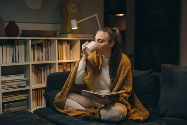 Mujer Joven Leyendo Libro Mientras Está Sentada Sofá Casa Ella — Foto de Stock