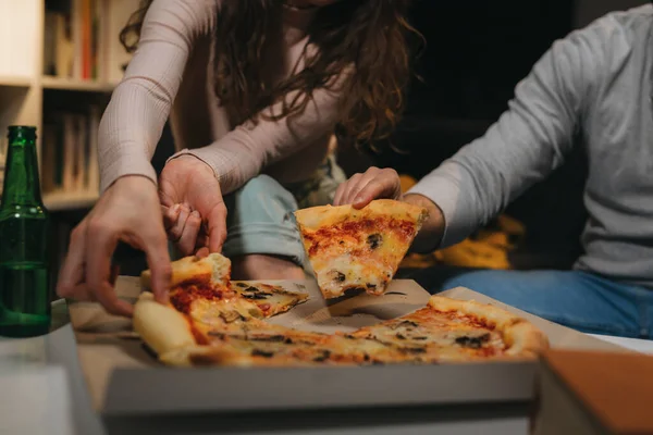 Casal Romântico Comer Pizza Casa Ambiente Noite Mal Humorado — Fotografia de Stock