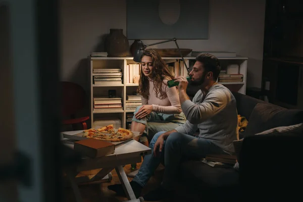 Pareja Romántica Comiendo Pizza Casa Ambiente Noche Malhumorado — Foto de Stock