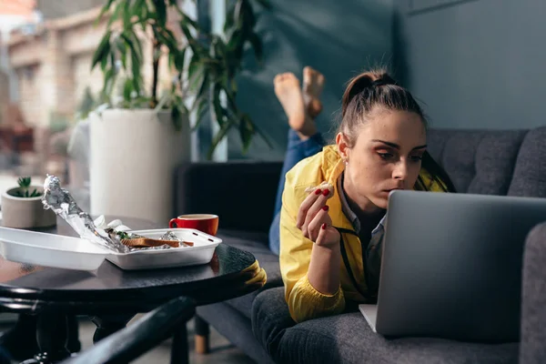 Jeune Femme Allongée Sur Canapé Utilisant Ordinateur Portable Dans Son — Photo