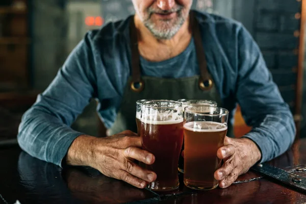 Barman Servindo Lager Bar — Fotografia de Stock