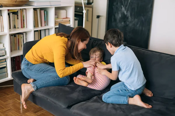 Mutter Kuschelt Mit Ihren Kindern Hause — Stockfoto