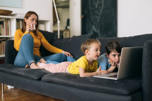 Mãe Com Seus Dois Filhos Passar Tempo Casa Crianças Assistindo — Fotografia de Stock