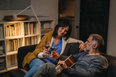 Orta yaşlı çift evde eğleniyor.