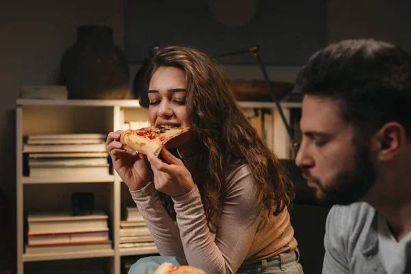 Close Mulher Comer Pizza Casa Festa — Fotografia de Stock