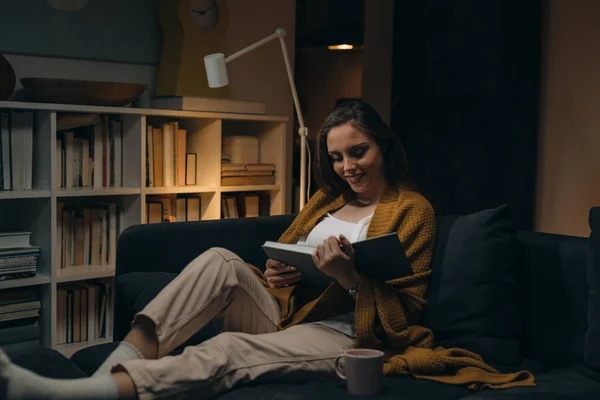 Woman Reading Book Home Evening Scene — Stock Photo, Image