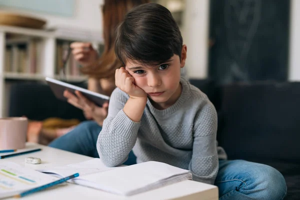 Depressiver Junge Erledigt Seine Hausaufgaben Hause — Stockfoto