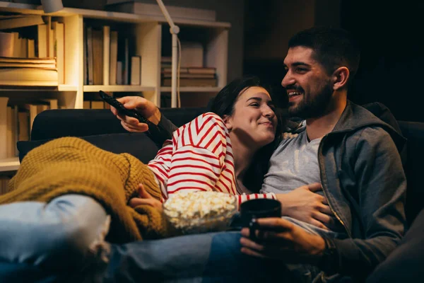Evde Birlikte Televizyon Izleyen Genç Bir Çift — Stok fotoğraf