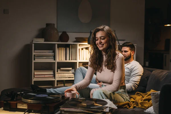 Pareja Relajante Fin Semana Juntos Casa Escuchando Una Música Reproductor — Foto de Stock