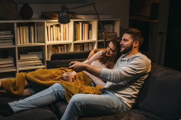 Couple Watching Television Together Home Evening Scene — Stock Photo, Image