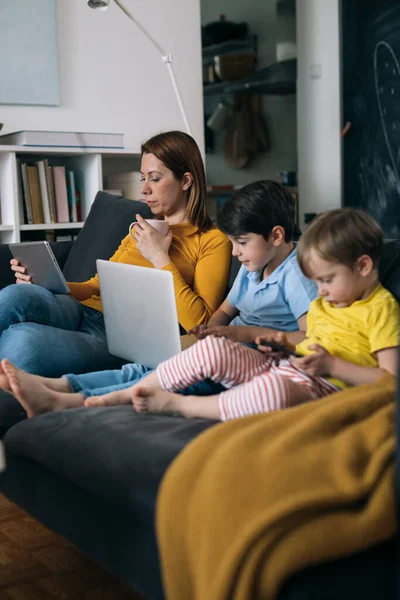 Eine Asoziale Familie Sitzt Mit Tablet Und Laptop Auf Dem — Stockfoto