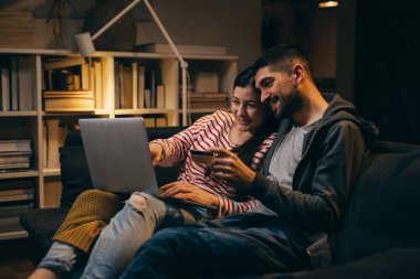 Çiftler geceyi evde geçirirler. İnternetten alışveriş yapıyorlar.