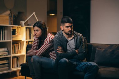 Çift evde oturup tartışıyor. ilişki sorunu kavramı.