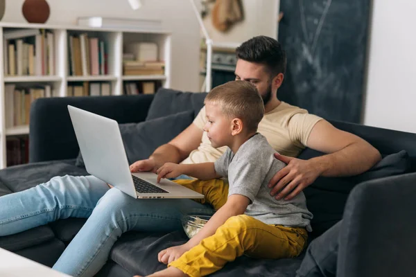 Vater Und Sohn Nutzen Computer Hause — Stockfoto