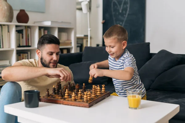 Vater Spielt Hause Mit Seinem Sohn Schach — Stockfoto