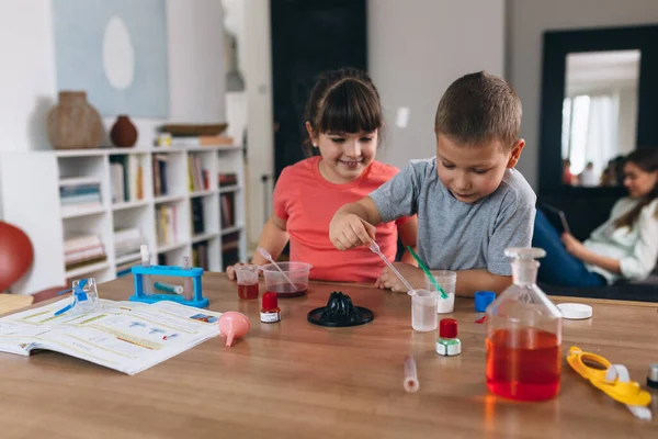 Kinder Machen Hause Chemische Experimente — Stockfoto