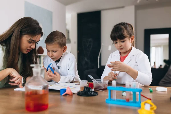 Kinder Machen Hause Chemische Experimente — Stockfoto