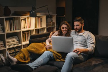 Evde Dizüstü bilgisayar kullanan çift