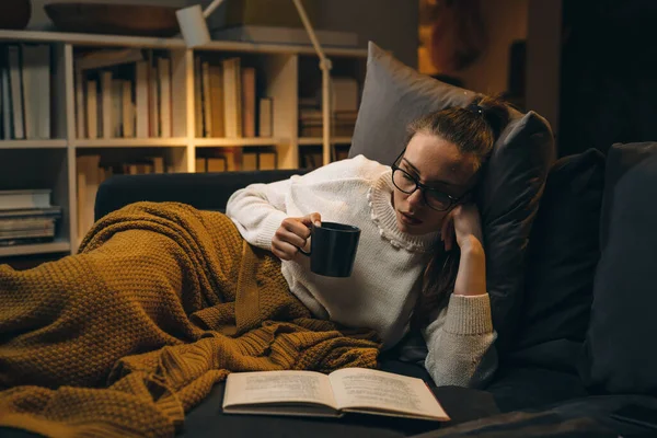 Mujer Acostada Sofá Libro Lectura Casa Escena Nocturna — Foto de Stock