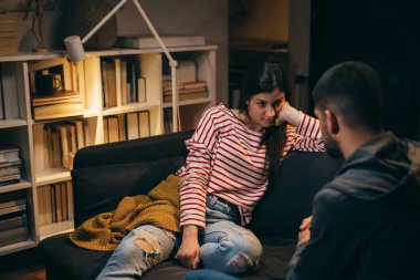 Çift evde oturup tartışıyor. ilişki sorunu kavramı.