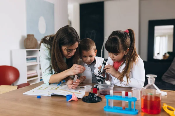 Çocuklar evde kimyasal deneyler yapıyorlar.