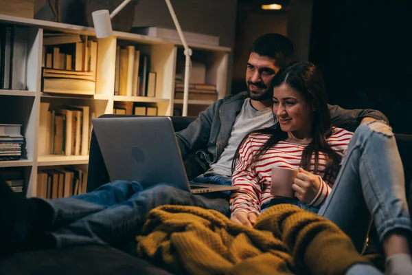 Çift Evde Birlikte Vakit Geçirip Dizüstü Bilgisayar Kullanıyor — Stok fotoğraf