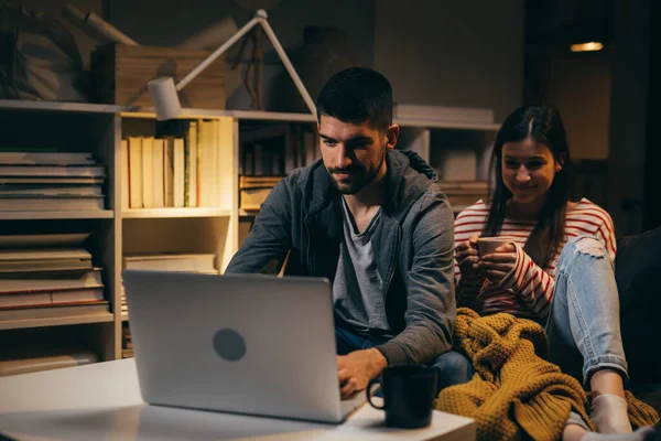 Paar Genießt Die Gemeinsame Zeit Hause Mit Laptop — Stockfoto