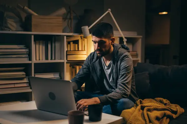 Facet Korzystający Laptopa Siedzący Salonie Scena Wieczorna — Zdjęcie stockowe