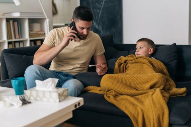 Baba doktoru arıyor. Oğlu grip olmuş.